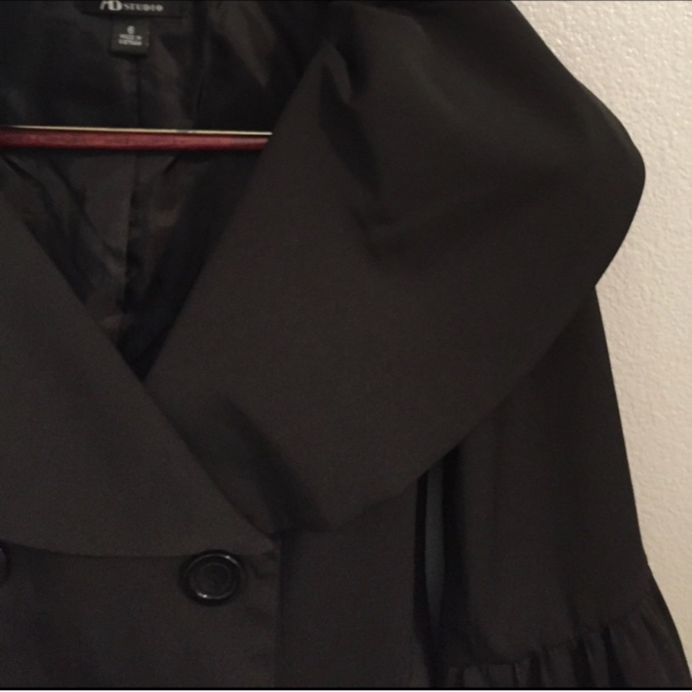 Light weight coat with puffy sleeves